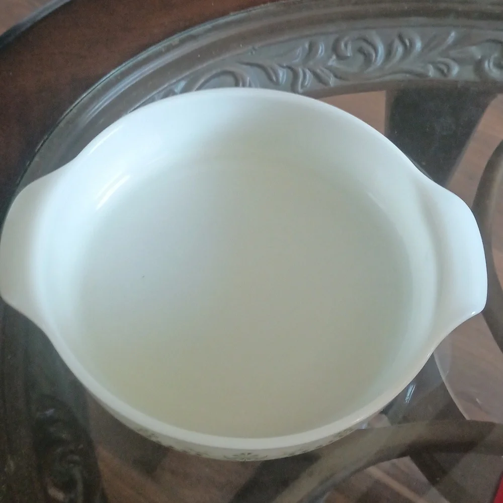 McKee Primrose Dream Set Of 2. Very Nice Milkglass Style. Collectable.